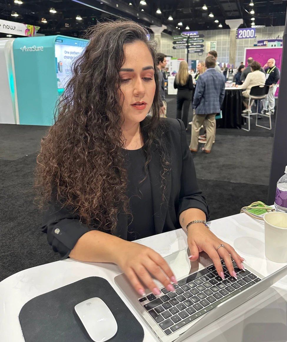 Ana de Sousa a trabalhar ao computador num evento