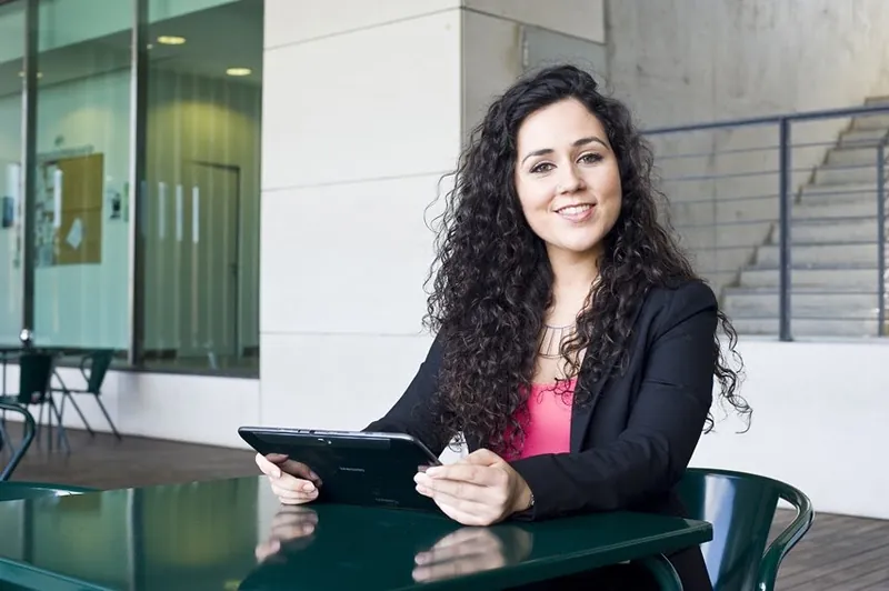 Ana de Sousa no início da carreira, a trabalhar com um tablet