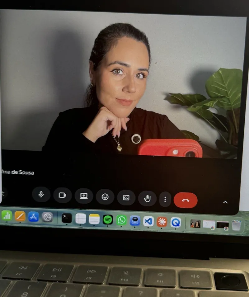 Ana de Sousa numa videochamada, vista no ecrã do portátil